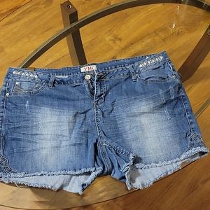 Stretchy size 20 frayed shorts by ymi